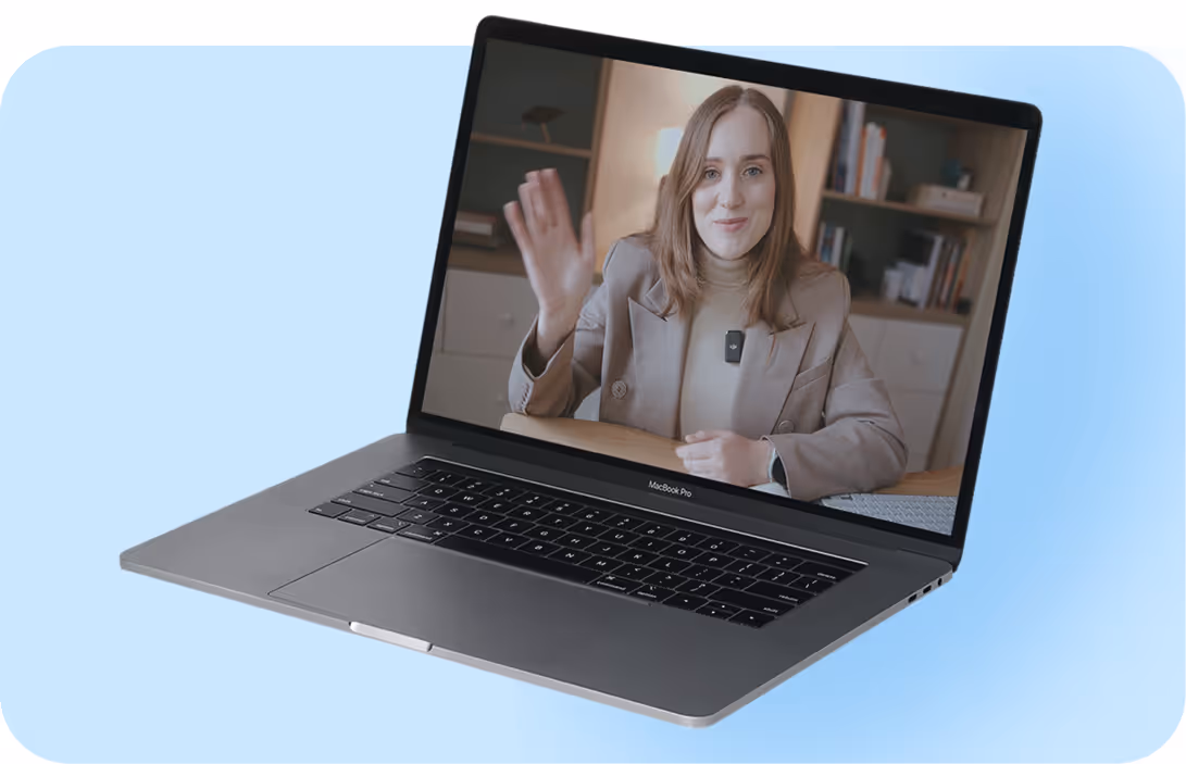 Marcela, twórczyni kursu prowadząca kurs online na laptopie